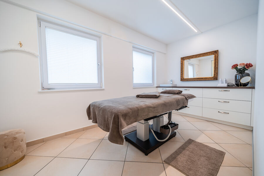 Heller Behandlungsraum mit Massageliege