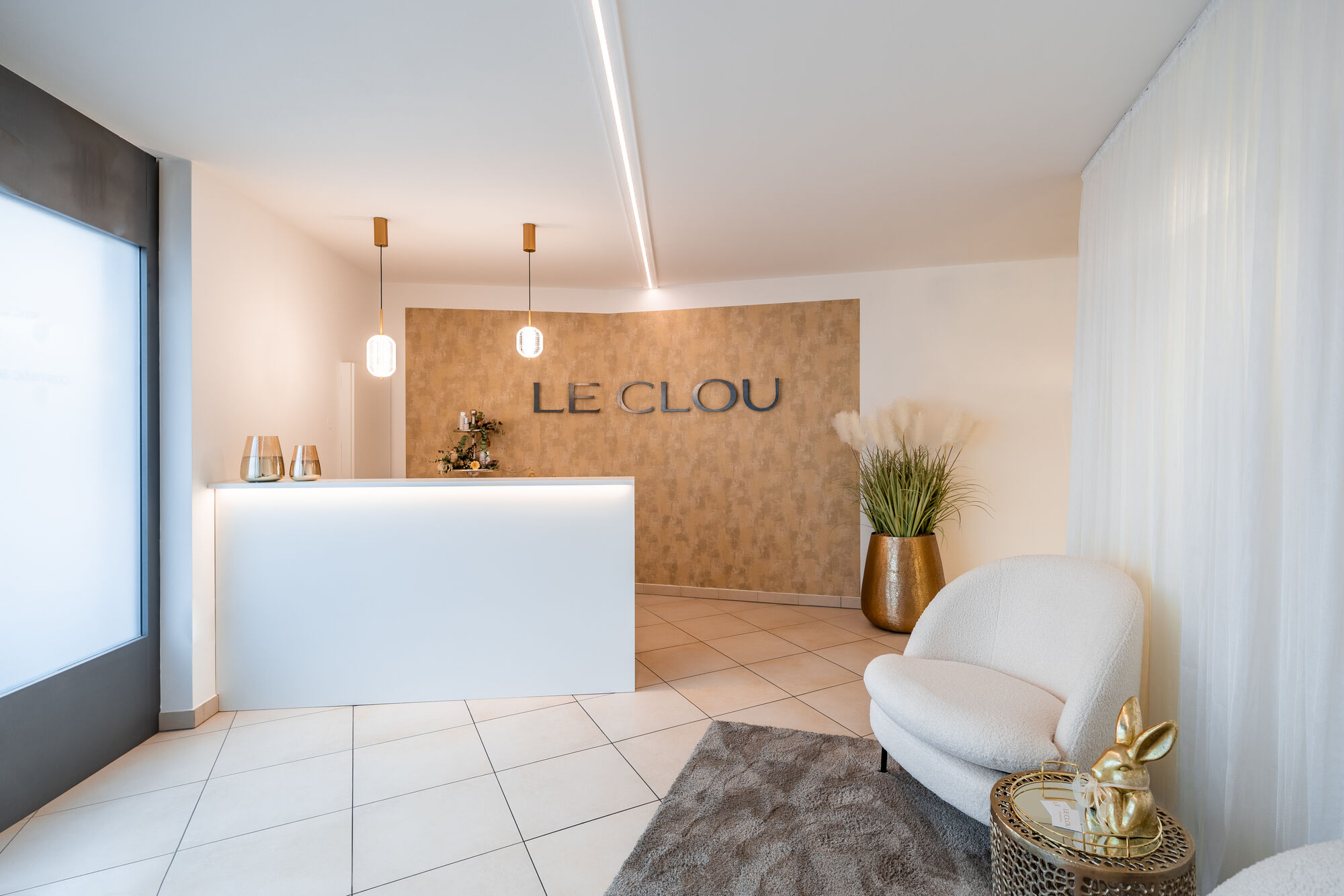 Empfang des Le Clou mit Logo-Wand und Lounge