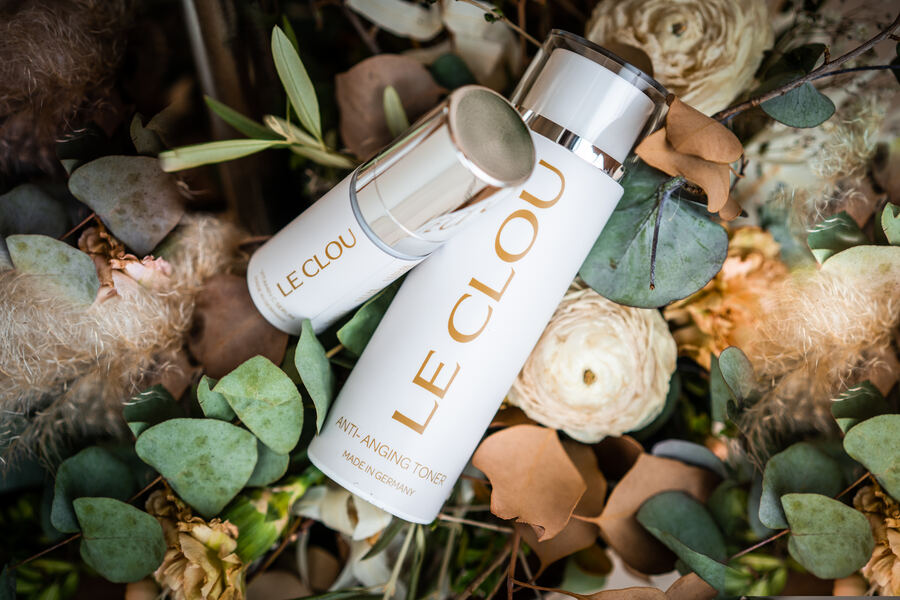 Le Clou Anti-Aging Toner zwischen Trockenblumen und Eukalyptus